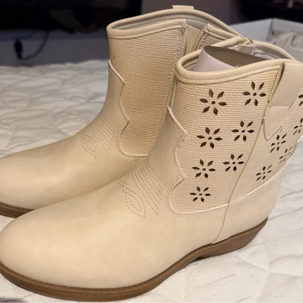 NEW Cream Ankle Boots with Cutout Design size 6 - Picture 1 of 6